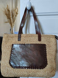 Sac à main en raphia naturel tricoté, couleur naturel, poche cuir et anse en cuir.