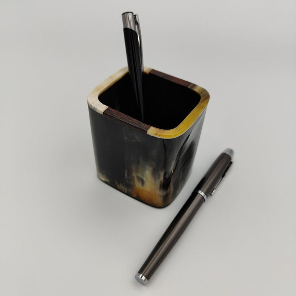 Pot de stylo original, en corne de zébu, artisanat de Madagascar.