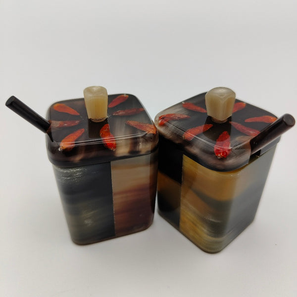 Duo de saucières à motif avec une petite cuillère, tout en corne de zébu, artisanat Madagascar.