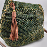 Sac de ville ou de plage en raphia pailleté crocheté,  vert bouteille fond marron.