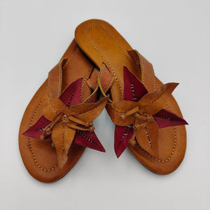 Sandale artisanale authentique tout en cuir de Madagascar, au design floral.