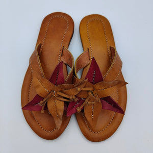 Sandale artisanale authentique tout en cuir de Madagascar, au design floral.