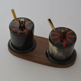 Duo de saucières à motif avec une petite cuillère en corne de zébu sur socle en palissandre, artisanat Madagascar.