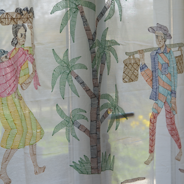 Rideau voilage baie vitrée, magnifiquement brodé à la main par les artisans de Madagascar, scène de vie famille, la femme porte son bébé dans le dos et un panier sur la tête et l'homme des paniers sur un bâton porté à l'épaule. 