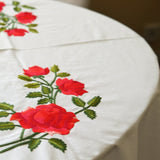 Nappe blanche avec des roses rouges brodées à la main par les artisans de Madagascar. Bord