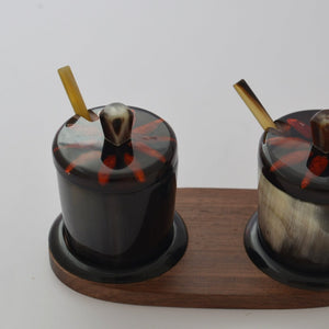 Duo saucière/salière/poivrier motif piment, en corne de zébu sur son socle en palissandre, assorti des ses petites cuillères, artisanalement confectionné par les artisans de Madagascar.