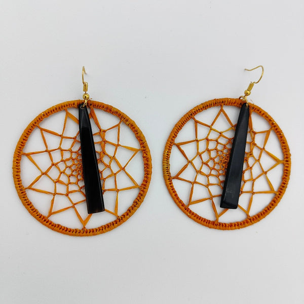 Boucle d'oreille type créole "Raffimendrika", bijoux artisanal, en corne de zébu foncée et raphia orange, vue de face