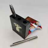Porte stylo en corne de zébu et palissandre, illustré avec deux stylo et des cartes de visites de E-fantina.com