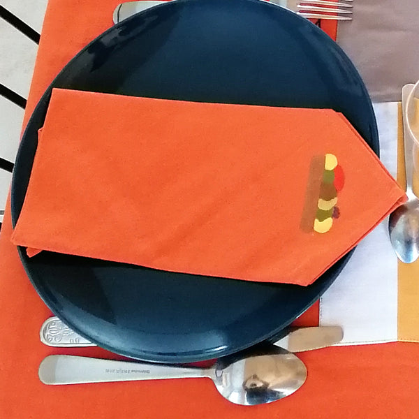 Zoom serviette de table de la nappe orange Bemiray, motif fruits peint à la main